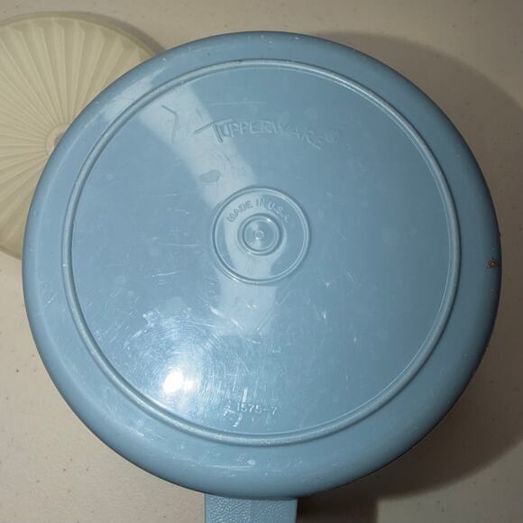 Tupperware Vintage Blue 1.5 Quart Pitcher #1575 Push Button Lid Made in U.S.A. - Picture 8 of 10